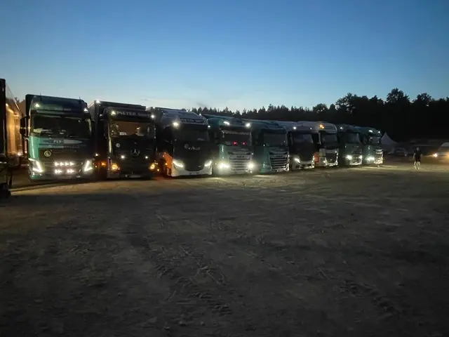 Die Trucks der Bands am Loading Dock: vier Lkw von der Band Green Day,  einer von Jan Böhmernann, drei von Deftones, einer von der lokalen Technik | Foto: Nick Reinartz