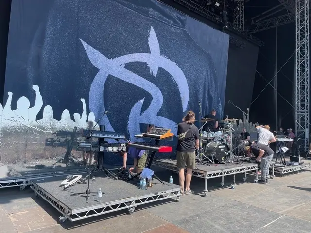 Irie Revolte: Der Aufbau des Band Set Ups während dem Change Over. Alle Instrumente stehen auf sogenannten Risern (Podestwagen), auf denen alles schon auf der Hinterbühne vorbereitet werden konnte. Innerhalb von zehn bis 20 Minuten ist alles an Ort und Stelle, wird gecheckt und los gehts | Foto: Nick Reinartz