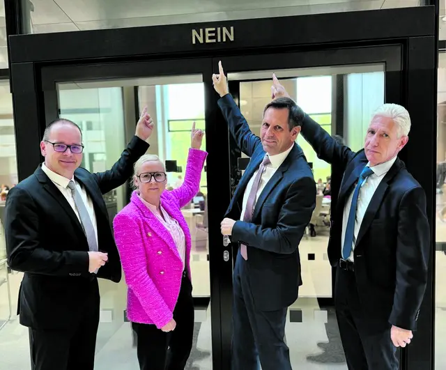 Einig in der Ablehnung einer Neubau-Bahnstrecke durch die Heide sind sich (v. li.) Niedersachsens Wirtschaftsminister Grant Hendrik Tonne, Landtagsabgeordnete Nadja Weippert, Ministerpräsident Olaf Lies und Landrat Rainer Rempe | Foto: Landkreis Harburg