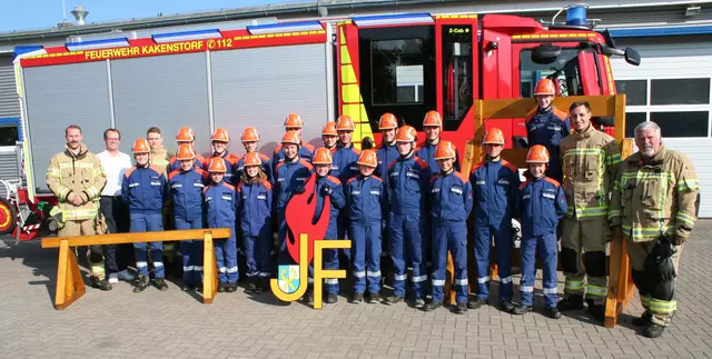 Bei der Spenenübergabe (v. li.): Christoph Rehm, Michael Höbig, die Jugendfeuerwehr und weitere Betreuer | Foto: Lions Club