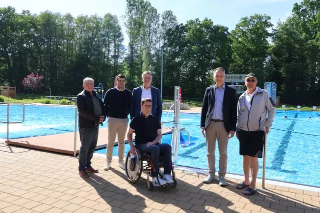Freuen sich über den Poollift (v. li.): Andreas Will (Waldbadförderverein), Florian Naumann (Samtgemeinde Salzhausen), Cord Köster (Sparkasse Harburg-Buxtehude), Samtgemeinde-Bürgermeister Jens Köster, Badleiter Uwe Britze und (vorne) Initiator Christoph Ritter | Foto: Samtgemeinde Salzhausen