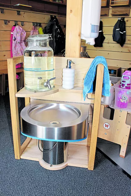 An diesem besonderen Waschbecken sieht man, wie viel Wasser verbraucht wurde | Foto: sb