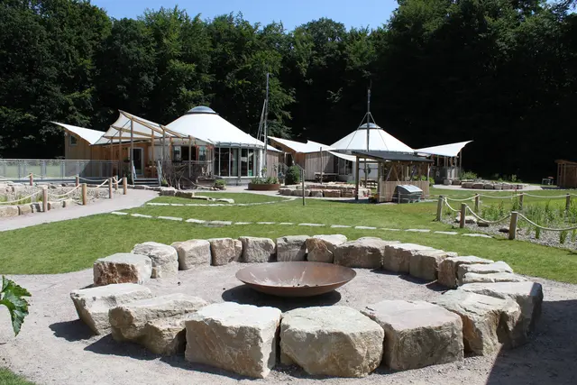 Zur Anlage gehört auch eine Feuerschale | Foto: sb