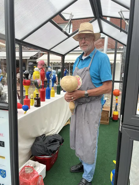 Reinhard Feldmann in seiner Ausstellung auf dem St.-Petri-Platz | Foto: Sandra Polenz