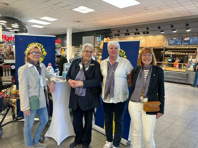 Das Team des Lions Clubs Buchholzer Löwen ist im Foyer des famila-Marktes im Fachmarktzentrum aktiv | Foto: LC Buchholzer Löwen