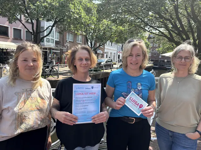 Übergabe des Kampagnenpakets an die Betreiberinnen zweier Fleth-Bars. V.l.n.r.: Lea Wolf (StoP © Projekt Buxtehude), Julia Simon-Wetzel (Bierbaum), Sabine Mirwald (Mirwald’s) und Andrea Jülisch (SOFIA –Sicherer Ort für Frauen)  | Foto: Hansestadt Buxtehude