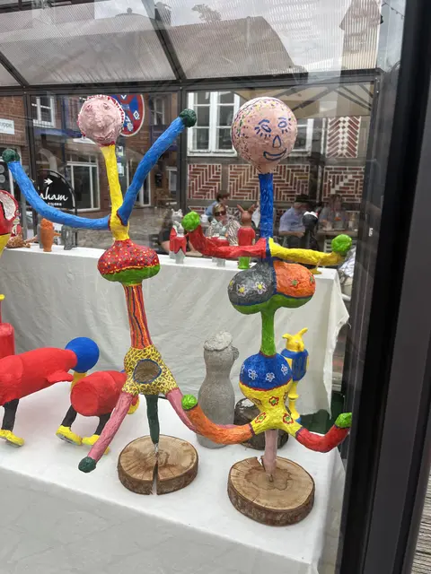 Seine vielfältige Kreativität zeigt sich in Feldmanns bunten Figuren | Foto: Sandra Polenz