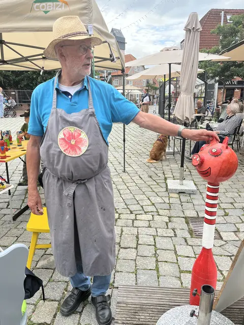 Der Kunsthandwerker, Reinhard Feldmann, freut sich über die vielen Besucher und das Publikum seiner Figuren | Foto: Sandra Polenz