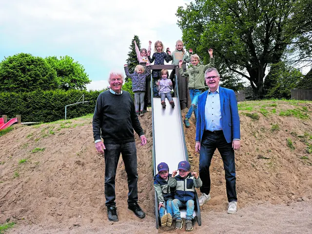 Bernd Beiersdorf (li., Bürgermeister von Bendestorf) und Cord Köster (Stiftung für Stifter der Sparkasse) weihten die neue Hangrutsche gemeinsam mit den begeisterten Kindern ein | Foto: Sparkasse Harburg-Buxtehude