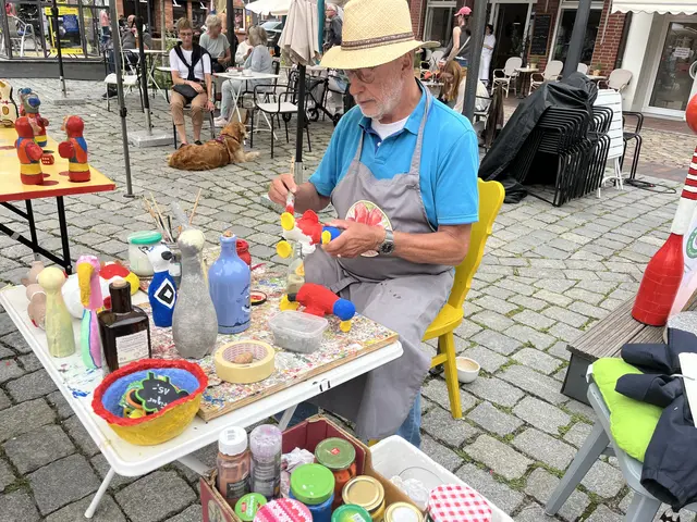 Reinhard Feldmann  bei der Arbeit auf dem St.-Petri-Platz in Buxtehude | Foto: Sandra Polenz