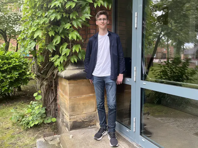 Jannis Ruder (16) vor seiner Schule, dem Athenaeum Stade | Foto: Sandra Polenz