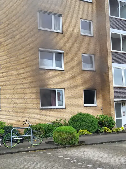 Dicke Rauchschwaden zogen aus der Wohnung im Erdgeschoss  | Foto: sh