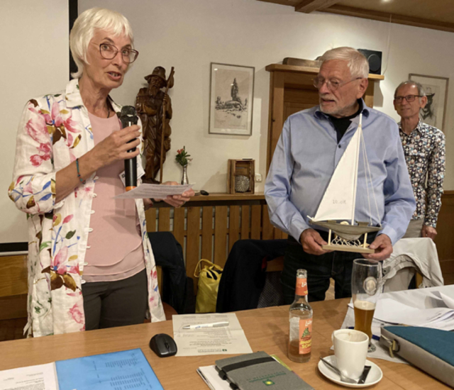 Silvia Ogiolda ehrt Norbert Stein. Im Hintergrund ist Helmut Unger | Foto: Heino Krüger