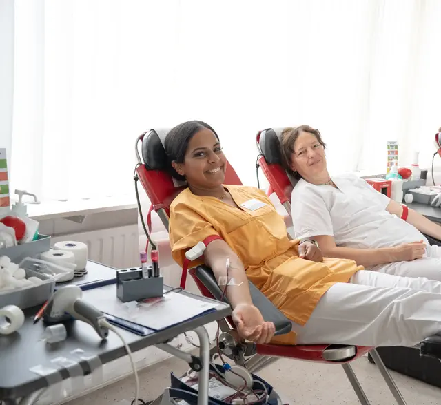 Nevi Yogeswaran, Pflegefachkraft in der Kinderklinik, und Susanne Binder aus der Neurologischen Ambulanz spenden Blut im Rahmen der Blutspendeaktion am Elbe Klinikum Stade | Foto: Kati Meyer-Thiedig / Elbe Kliniken