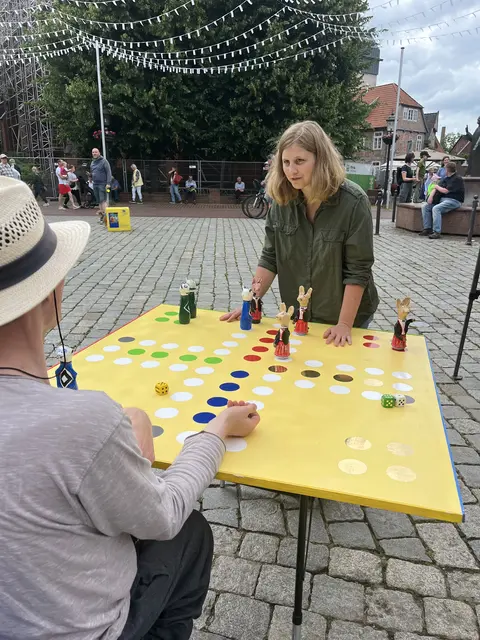 Lee Reimer (28) von der Lebenshilfe freut sich über das Angebot | Foto: Sandra Polenz