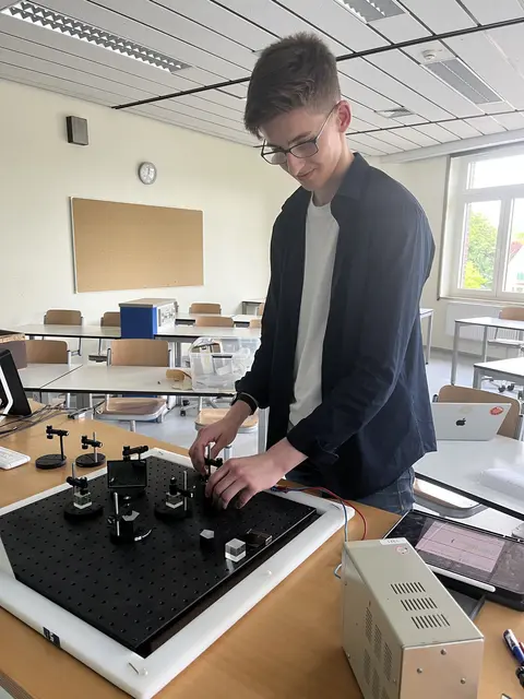Jannis bei der Arbeit an seinem Quantencomputer | Foto: Sandra Polenz
