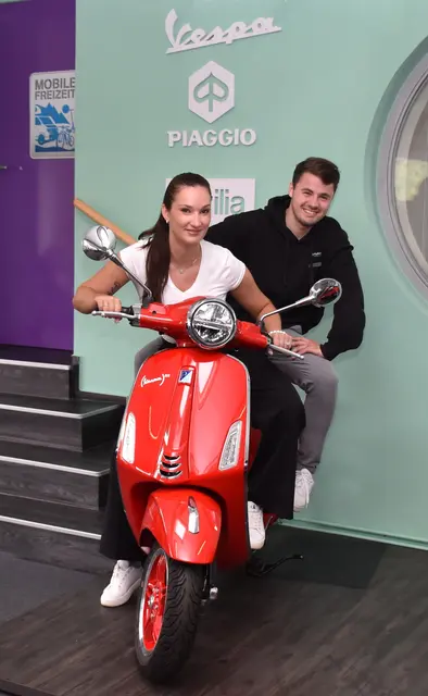 Saskia Schulenburg und Bennet Brunkhorst vom Autohaus Kuhn + Witte  | Foto: Axel-Holger Haase