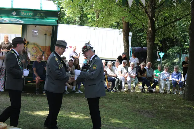 Eckhard Domnick (Mi.) überreichte als Vertreter von Gemeindeoberhaupt Christa Beyer den Bürgermeisterorden an Christian Forker | Foto: ce