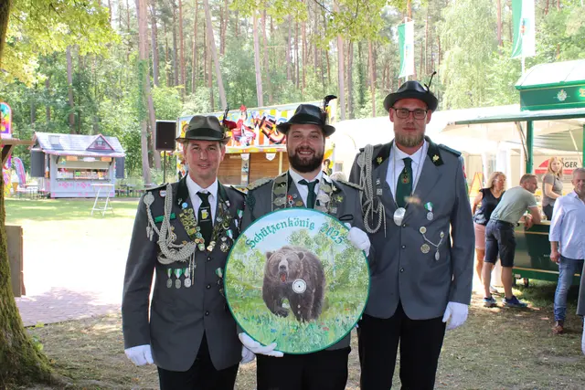 Schützenkönig Florian Theus (Mi.) mit seinen Adjutanten Alexander Lütchens (li.) und Patrick Rademacher | Foto: ce