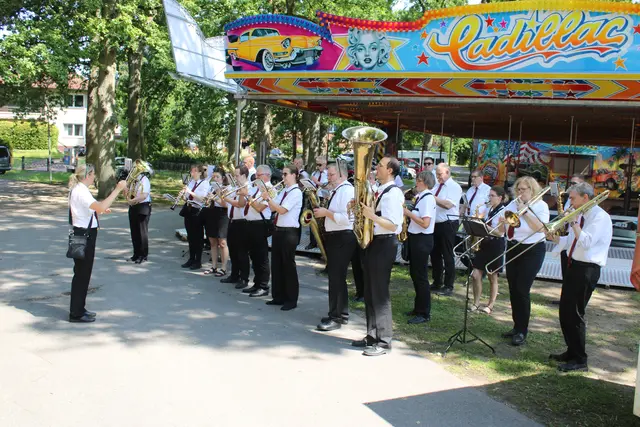 Das Blasorchester MTV Salzhausen unter der musikalischen Leitung von Raphaela Backhaus-Olbrich begleitete das Schützenfest klangvoll