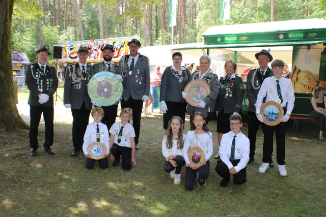 Die neuen Majestäten und Adjutanten mit Schützenpräsident Wilhelm Mensing (li.) | Foto: ce
