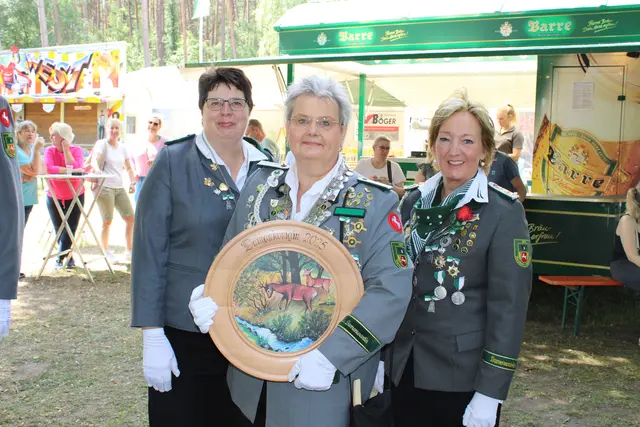 Damenkönigin Manuela Wormsdorf (Mi.) mit ihren Adjutantinnen Anja Theus (li.) und Tanja König-Mensing | Foto: ce