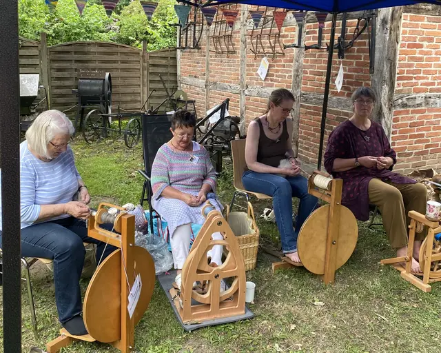 Zum Johannisspinnen des Heimatvereins Tostedt trafen sich jüngst Spinnbegeisterte aus der Region | Foto: Müller