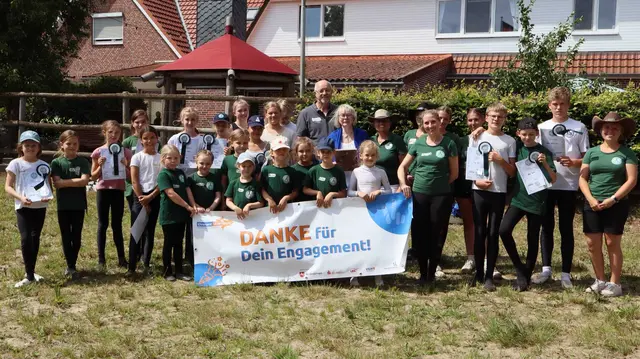 Die Trainer und die jungen Teilnehmer der Prüfungen freuten sich mit Brigitte Hopp (Mi., blaue Jacke) über die Ehrung durch den Sportbund | Foto: Kerstin Kohlmus
