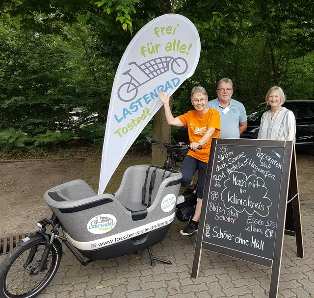Renate Witte (v. li.), Martin Schlund und Dagmar Hillingshäuser werben für die Nutzung des Lastenrads | Foto: Töster Klimakreis