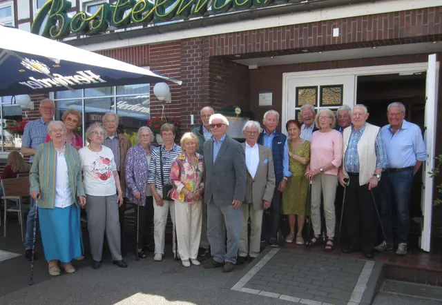 Die ehemaligen Schülerinnen und Schüler beim Klassentreffen  nach 70 Jahren | Foto: Fittschen