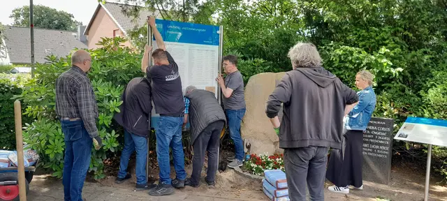 Mit vereinten Kräften wird die Tafel aufgestellt | Foto: Bülau