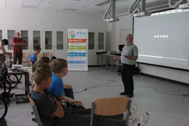 Peter Wortmann erklärt, wie das Fahrradkino funktioniert | Foto: sb