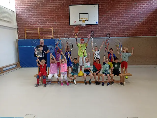 Uwe Aldag mit seinen Tennisschülern und -Schülerinnen | Foto: Schnackenberg