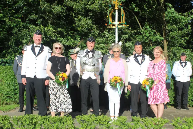 Schützenkönig Michael Mojen mit Königin Dörte (Mi.) mit (v. li.) den Adjutanten Michael Peters mit Ehefrau Imke und Rainer-Oliver Westphal mit Ehefrau Kathrin Westphal | Foto: pm