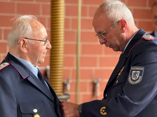 Kreisbrandmeister Volker Bellmann (re.) heftete Günther Rabeler die Ehrennadel ans Revers | Foto: Lasse Fries