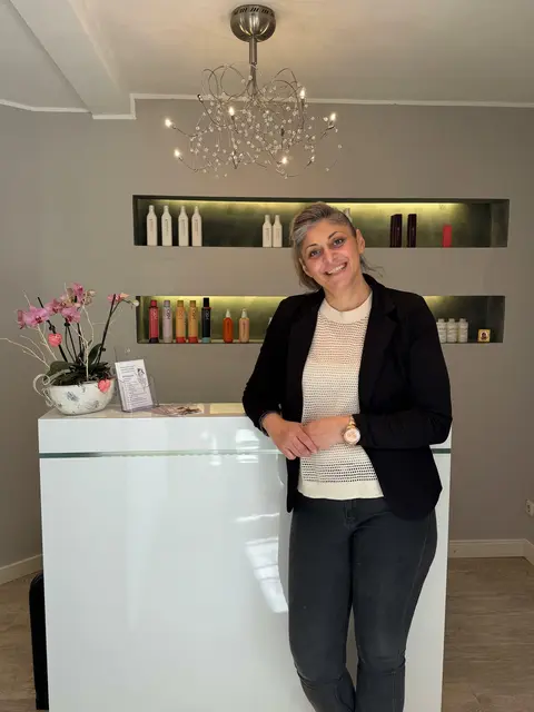Inhaberin Sofia Sampou durchlief viele Ausbildungen und bietet ihren Kundinnen und Kunden das "Rundum-Paket" | Foto: Diachron