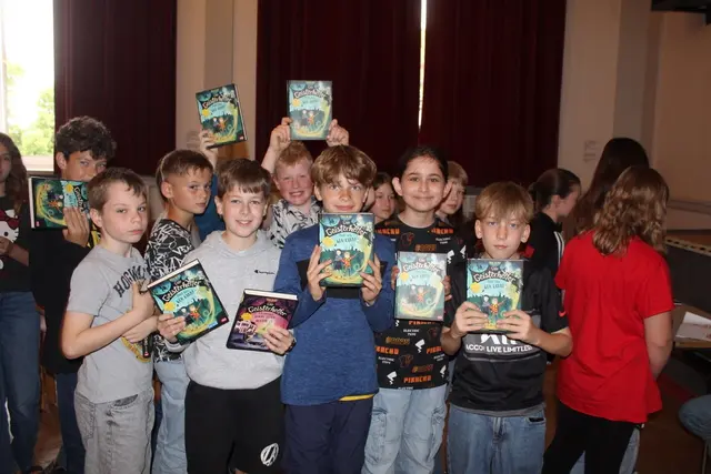 Schülerinnen und Schüler der Klassen 5m und 5d mit Tina Blases Kinderbüchern | Foto: Benjamin Mathews