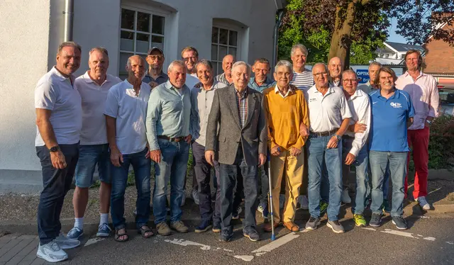 Auch nach 40 Jahren war Teamgeist noch da: einige der einstigen Fußballer des SV/MTV Winsen bei ihrem Wiedersehen | Foto: ks