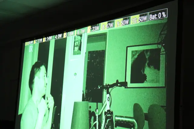 Oben auf der Leinwand wurde die erzeugte Energie mit farbigen Balken dargestellt | Foto: sb