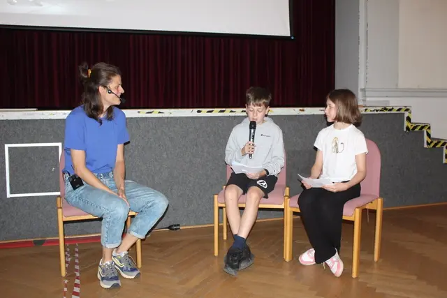 Vera Bunzel aus der 5d und Damian Au aus der 5m führen das Interview mit der Autorin | Foto: Benjamin Mathews