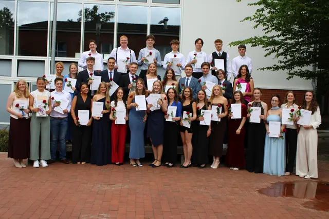 Der Abiturjahrgang des Gymnasiums Tostedt | Foto: Elmar Schärfig