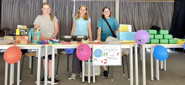 Die Initiatorinnen des Sommerfestes (v. li.): Leni Rabeler und Nele Gade mit Mitschülerin Lotta Lissakowski | Foto: IGS Hollenstedt
