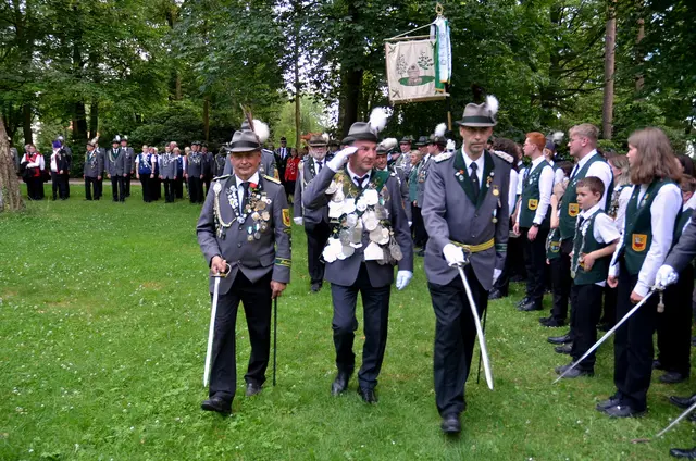 Der noch amtierende Schützenkönig Thomas Schröder (Mitte) beim Abschreiten der angetretenden Schützen | Foto: André Welle