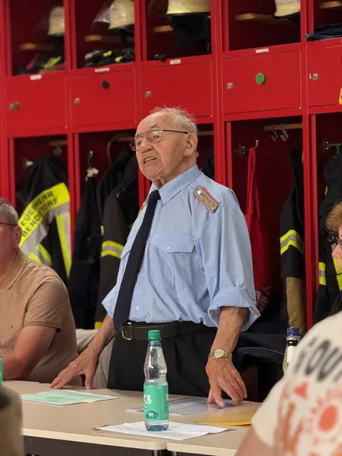 Günther Rabeler setzt sich seit 75 Jahren für die Feuerwehr ein | Foto: Lasse Fries
