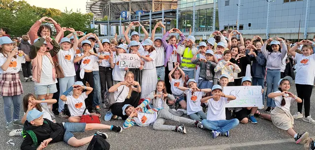 Verena Lagemann (li.) mit den Schülerinnen und Schülern der Waldschule vor der Barclays Arena