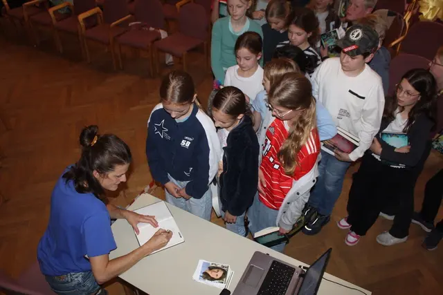 Tina Blase signiert die Bücher und die Kinder der 5m und 5d stehen geduldig in der Schlange | Foto: Benjamin Mathews