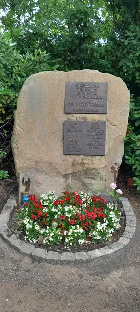 Der alte Gedenkstein nannte nur einige Vornamen der verstorbenen Kinder | Foto: Bülau