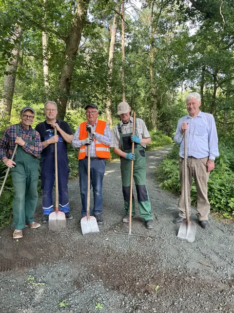 Walter Marquardt (Vorsitzender der Forstgenossenschaft Immenbeck), Reinhard Garbers ("Initiative Friedhof Immenbeck"), Horst Subei, Karl-Heinz Strey und                                    Sönke Bruns       | Foto:  Annemarie Marquardt  