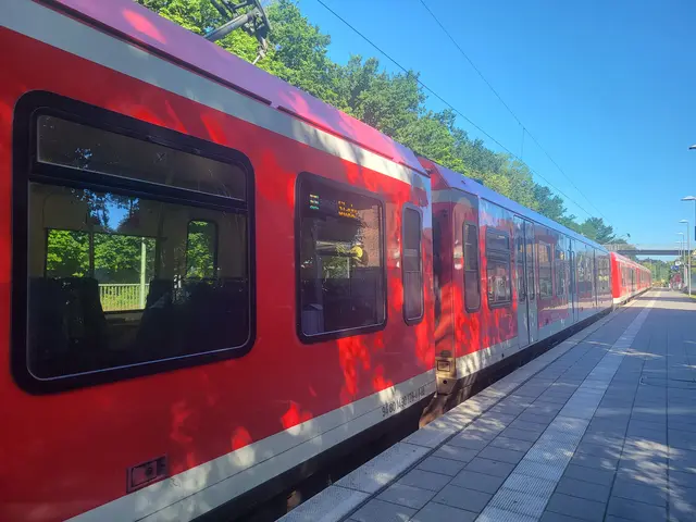 Die S5 in Richtung Stade - durch die Fenster ist zu sehen, dass der Wagon weitgehend leer ist