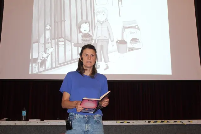  Tina Blase liest aus ihrem Kinderroman in der Aula des Athenaeums | Foto: Benjamin Mathews